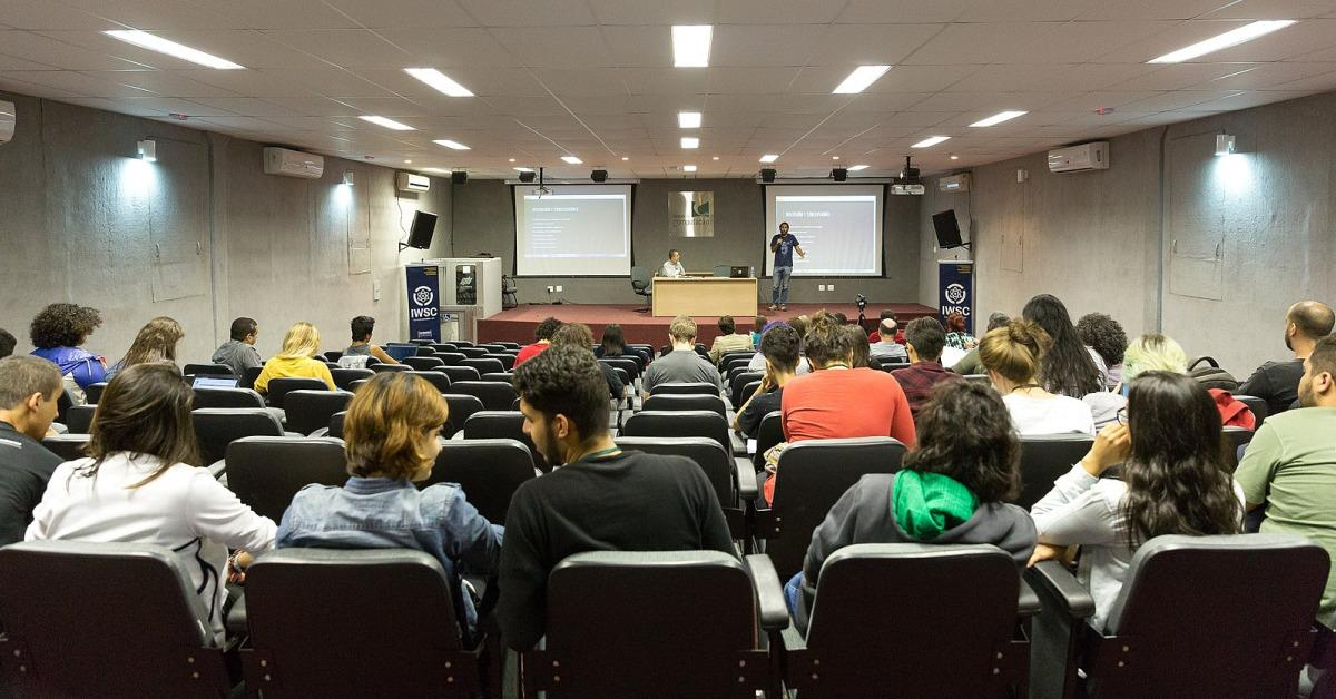 学术会议现场的参会交流区域